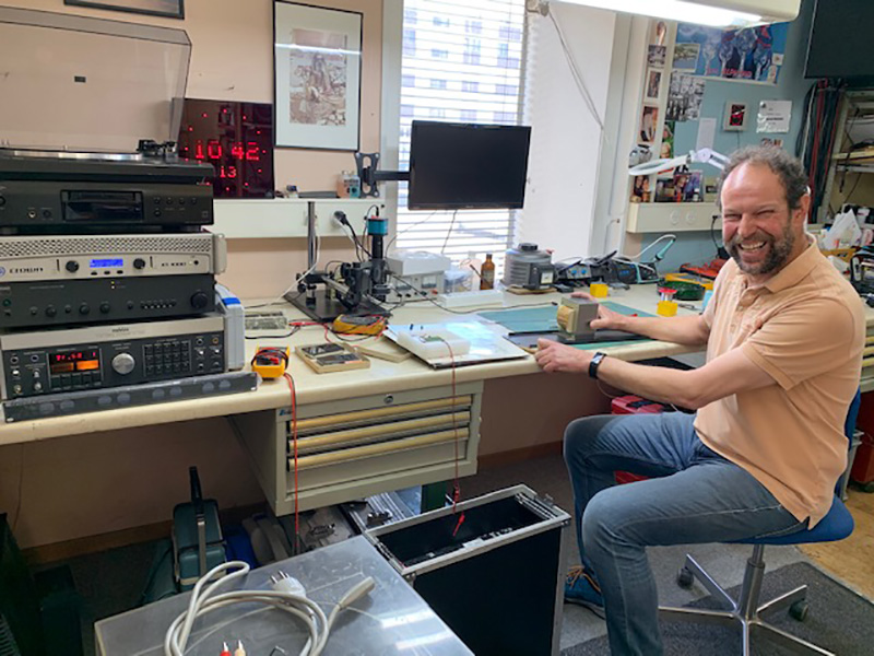 Saxon: Raphaël ressuscite les tourne-disques !